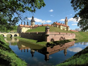 Замок окружен валами и рвом с водой