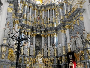 Знаменитый алтарь костела