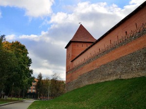 Мощные стены средневекового замка