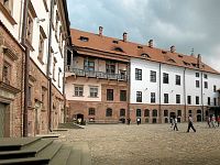 Мир. Во дворе замка XVI в. Мир. Во дворе замка XVI в.