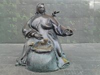 Баба с семечками у Комаровского рынка. Скульптор О. Куприянов Баба с семечками у Комаровского рынка. Скульптор О. Куприянов