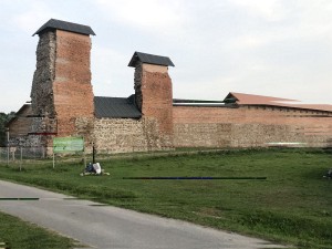 Мощные стены замка