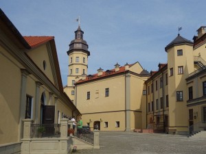 Слева - отель Палац в Несвижском замке