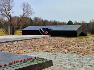 Мемориал - крыша сожженного сарая