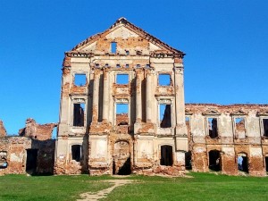 Руины дворцовых построек
