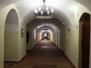 Коридоры отеля - бывшего монастыря
