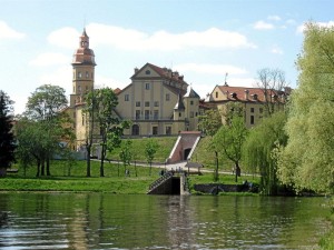 Замок окружен рвами с водой и озерами