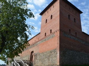 Мощные башни и стены древнего замка