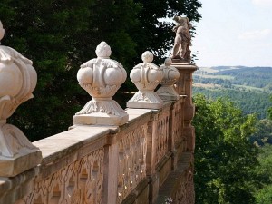 Вид на Судеты с террасы замка Ксенж