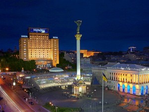 Майдан Незалежности и гостиница Украина вечером